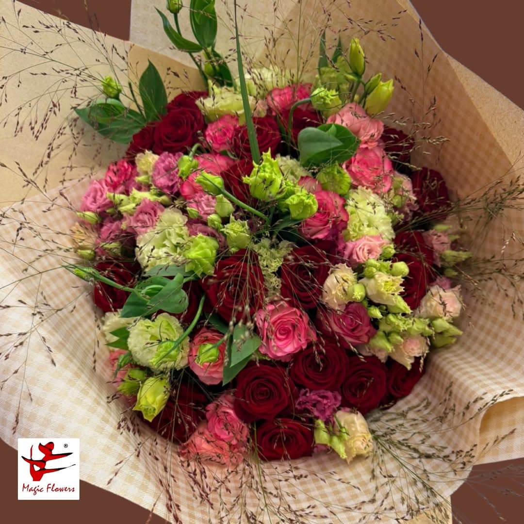 Ein Strauß, der Herzen berührt — tiefrote Rosen, zarte Blüten in Rosa und Creme.