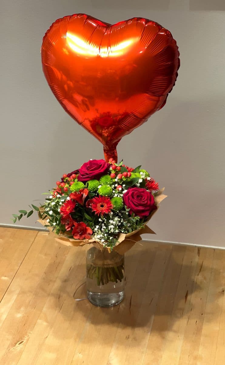 Strauß roter Rosen zum Valentinstag